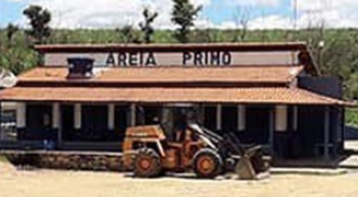 Sede da Areia Primo com carregadeira no pátio