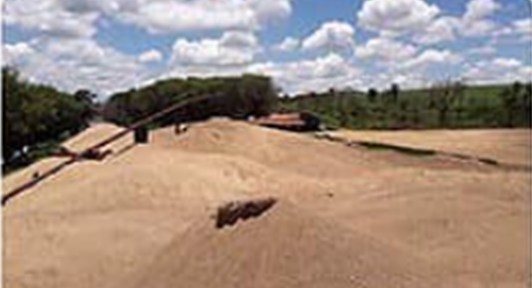 Monte de areia no pátio da Areia Primo